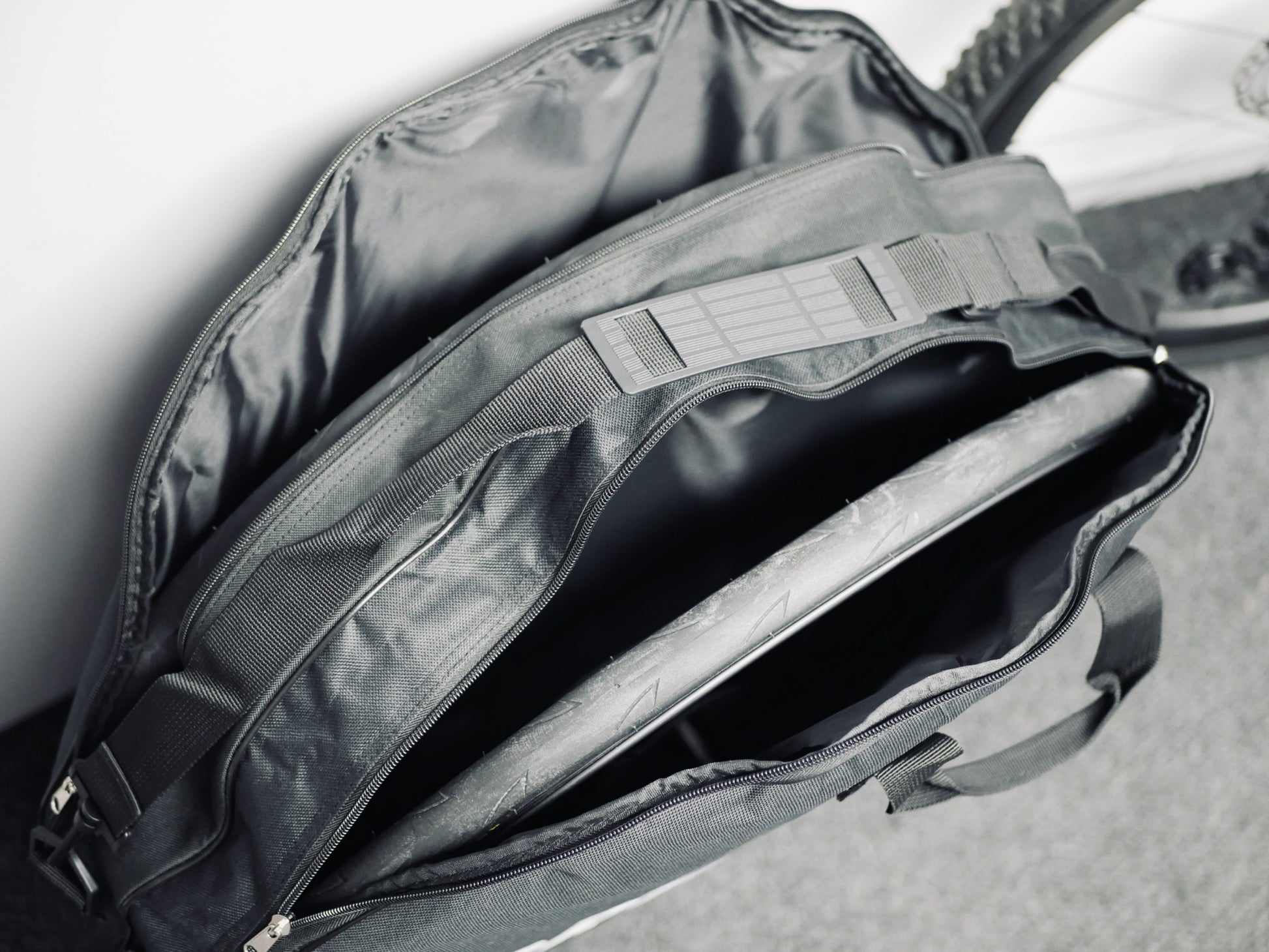 CREATIVE Premium Dual Wheel Bag image 9